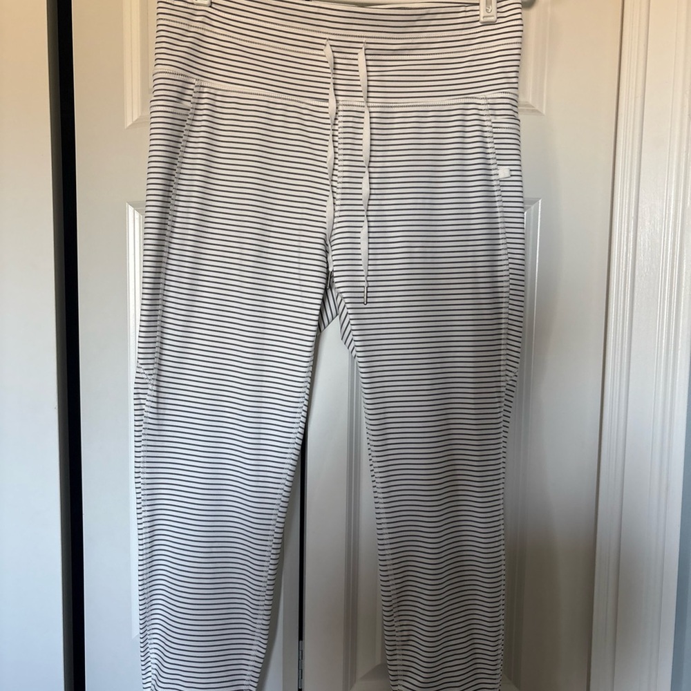 HALARA White and Black Striped High-Waist Leggings